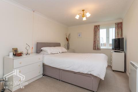 2 bedroom apartment for sale, Lystra Court, 103-107 South Promenade, FY8