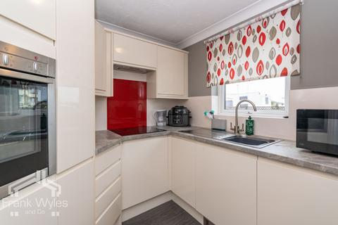 2 bedroom apartment for sale, Lystra Court, 103-107 South Promenade, FY8