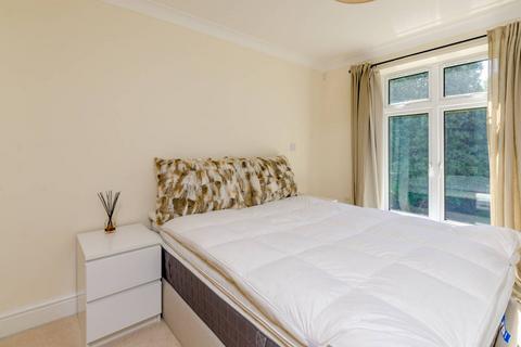 2 bedroom flat to rent, Herons Crest, Guildford, GU1