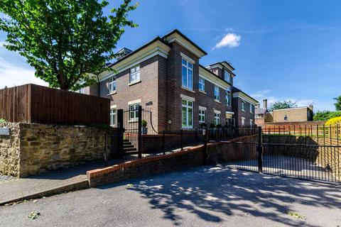 2 bedroom flat to rent, Herons Crest, Guildford, GU1