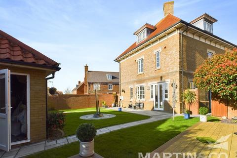 5 bedroom detached house for sale, Standen Avenue, South Woodham Ferrers, Chelmsford