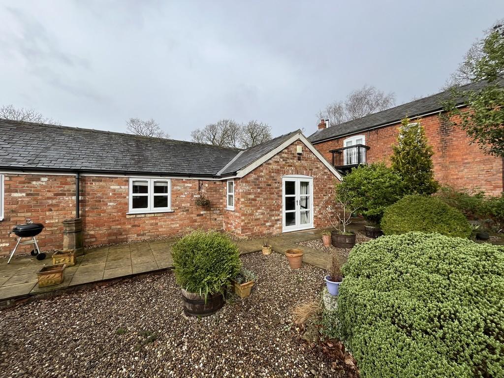 Holton Road, Tetney, DN36 5LN 2 bed barn conversion to rent £750 pcm (£173 pw)