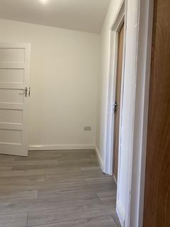 3 bedroom flat to rent, Uxbridge Road, Second Floor Flat