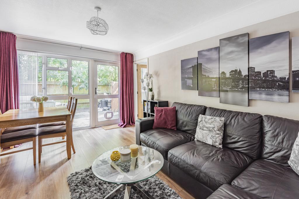 Brickett Close, Ruislip, HA4 7YF 1 bed £1,400 pcm (£323 pw)