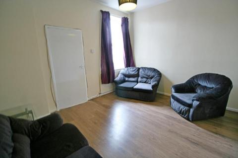 3 bedroom flat to rent, Kelvin Grove, Newcastle Upon Tyne NE2