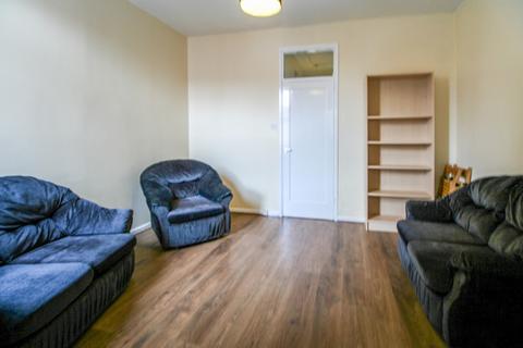 3 bedroom flat to rent, Kelvin Grove, Newcastle Upon Tyne NE2