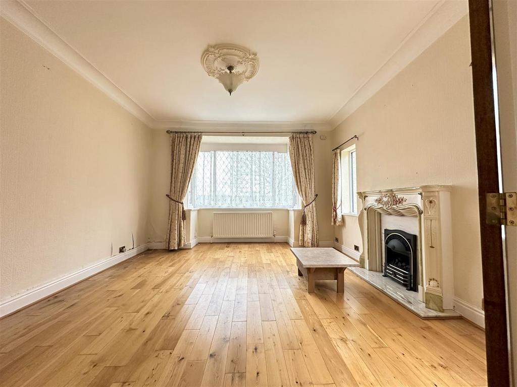 Bradford Road, Guiseley LS20 4 bed detached house £2,200 pcm (£508 pw)