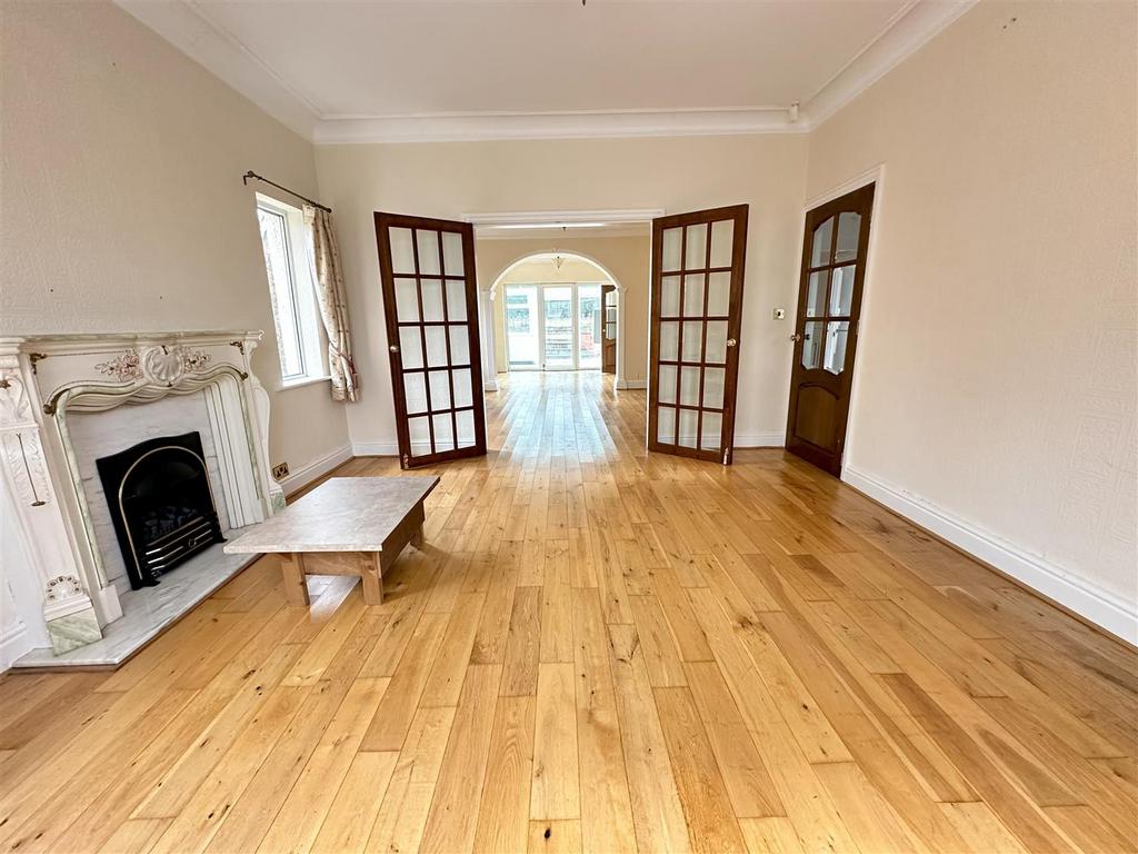 Bradford Road, Guiseley LS20 4 bed detached house £2,200 pcm (£508 pw)