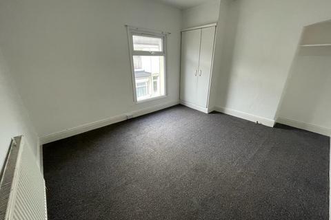 2 bedroom house to rent, Mables Villas, Holland Street, Hull