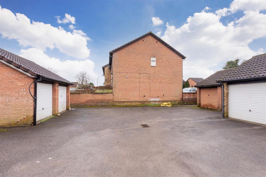 30 Charlton Close-3.jpg