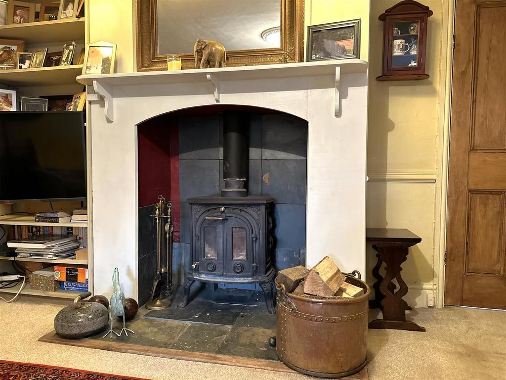 Feature Fireplace/ Log Burner 002