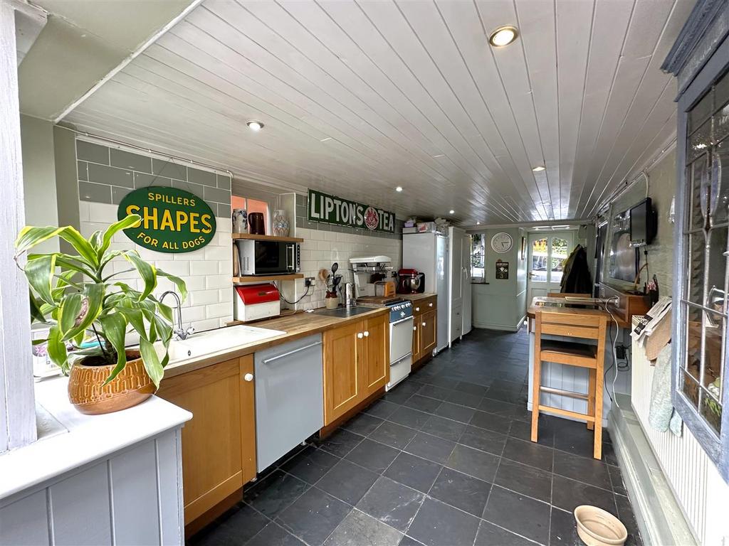 Well-Appointed Kitchen 058