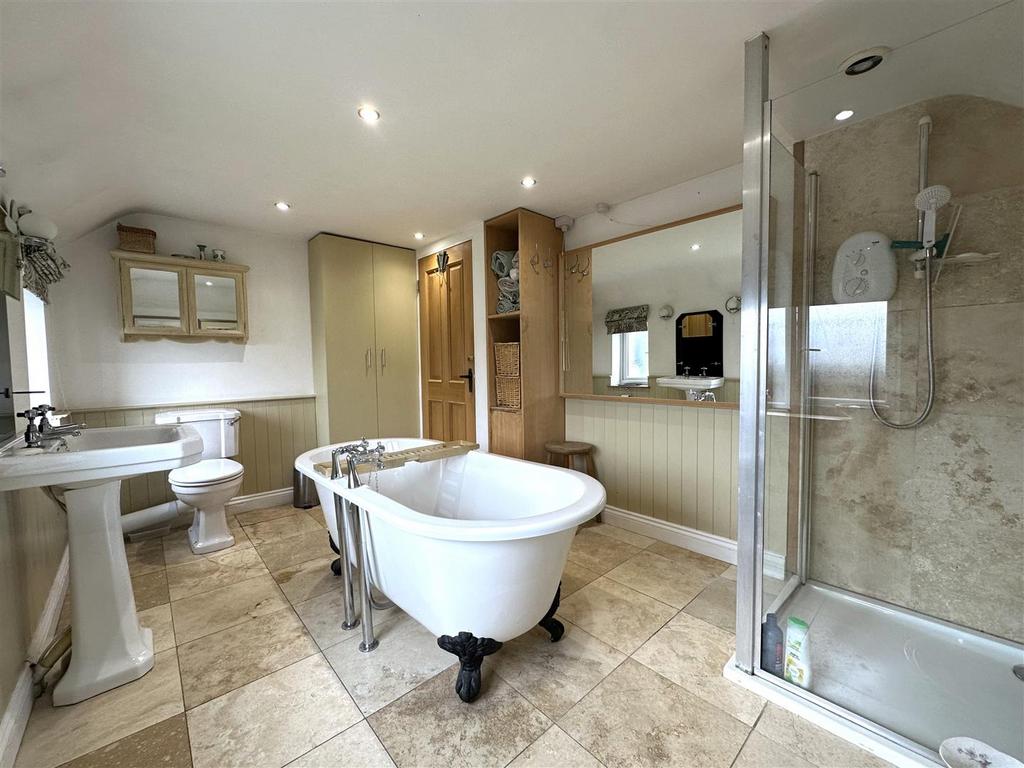 Superb Four-Piece Bathroom 930
