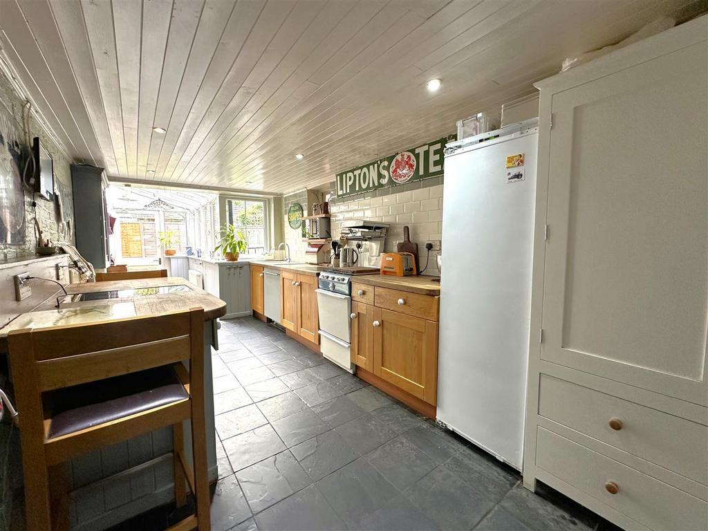 Spacious Dining Kitchen 064