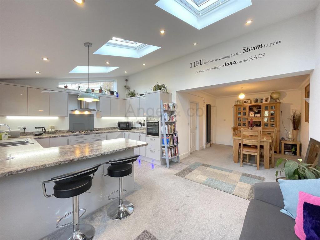 Laurel Road, Lowestoft 3 bed semidetached house for sale £280,000