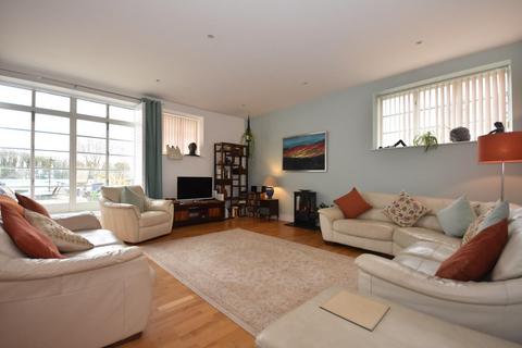 2 bedroom apartment for sale - 106 Courtlands, Hayes Point, Sully, CF64 5QG