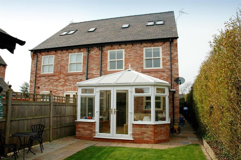 3-castlegate conservatory outside.jpg