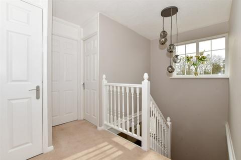 27 Broadhurst Drive, Kennington, Ashford, TN24 9RQ