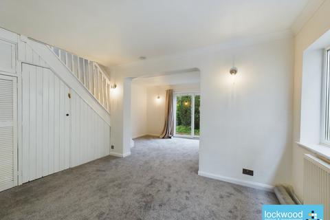 3 bedroom detached house to rent, Chestnut Close, Addlestone