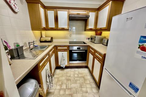 2 bedroom flat for sale, Fentiman Way, Hornchurch, Essex