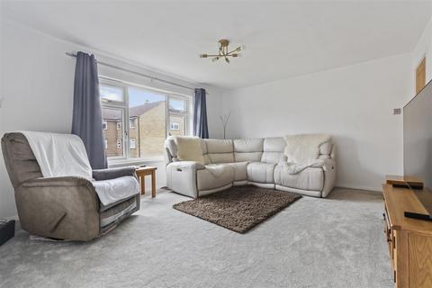 3 bedroom flat for sale, Well Lane, Leeds LS19