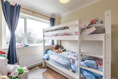 5 Knowle Gardens, West Byfleet, KT14 6EL