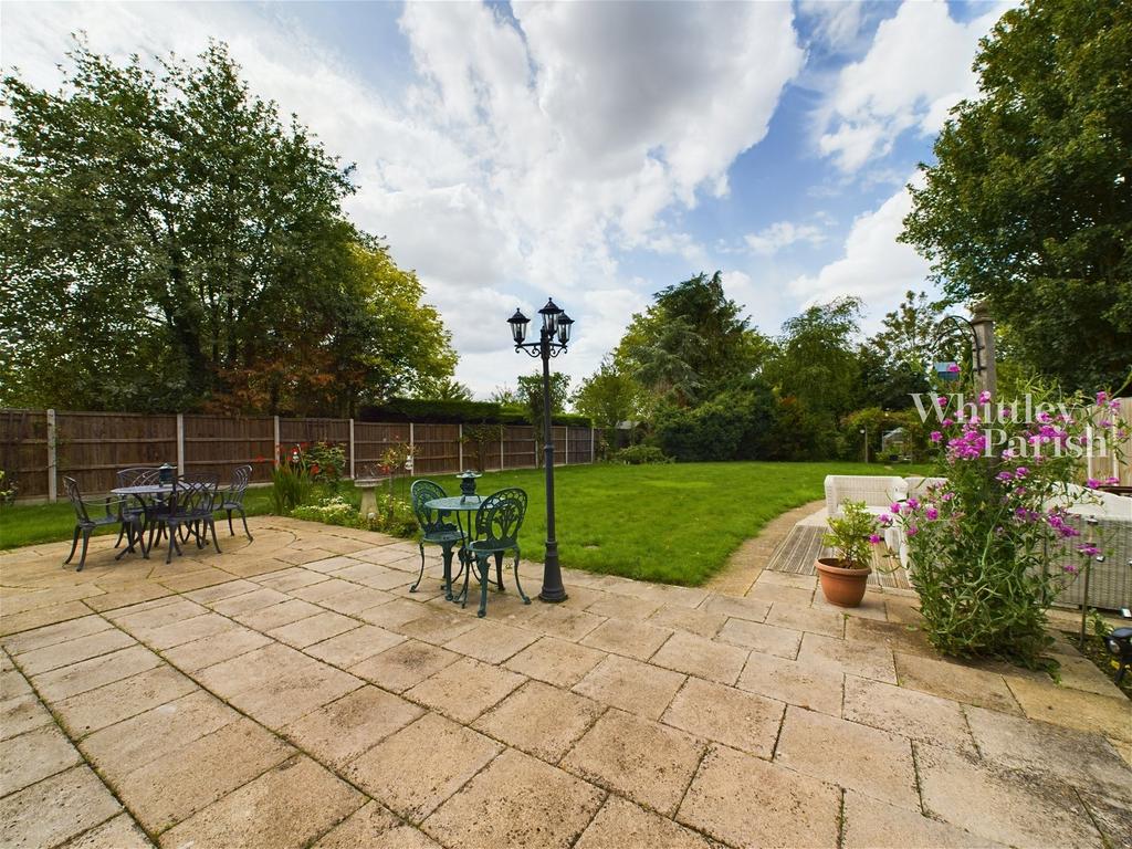 High Green, Great Moulton, Norwich, NR15 2HN 5 bed detached house for