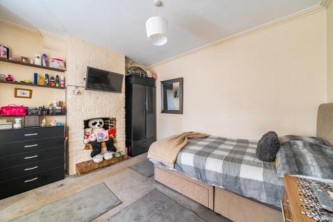 2 bedroom end of terrace house for sale, Kingfield Road, Woking, GU22