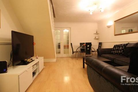 2 bedroom terraced house to rent, Briarwood Close, Feltham, TW13