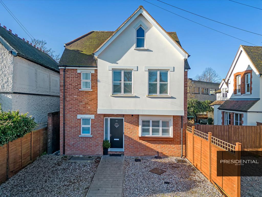 Loughton IG10 4 bed detached house for sale £850,000