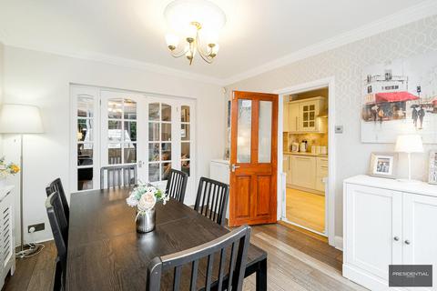 37 Mount Avenue, London, E4 6SY