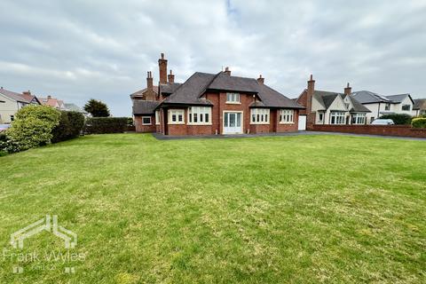 4 bedroom bungalow for sale - Clifton Drive North, Lytham St Annes, FY8 2NW
