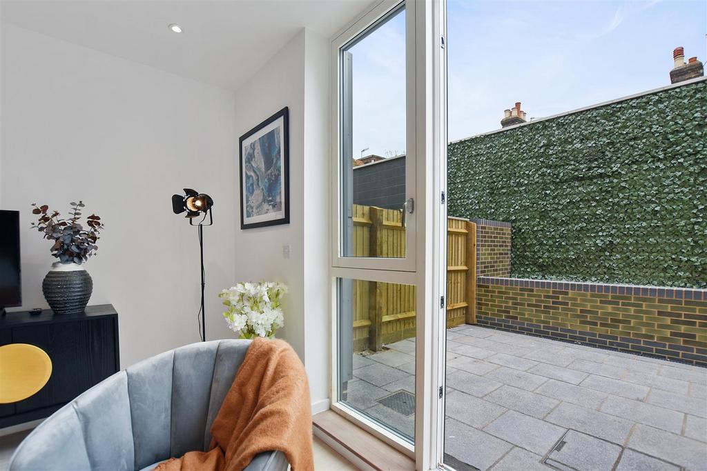 RHBP - Show House 144-156 Uxbridge Rd, W7 (87).JP