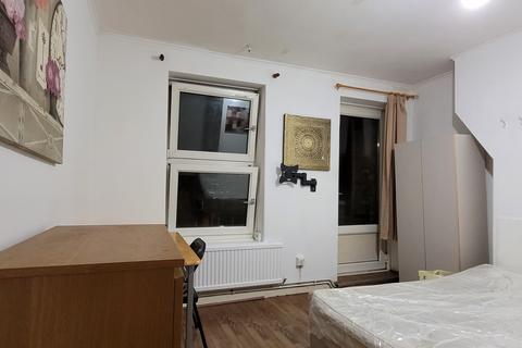 1 bedroom in a flat share to rent - Maitland House, Bishops Way, Bethnal Green, London  E2