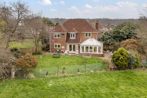 4 bedroom detached house for sale - Vale Croft, Claygate, KT10