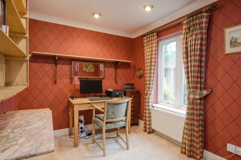 3 Vale Croft, Claygate, Esher, KT10 0NX