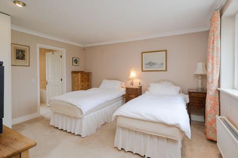 3 Vale Croft, Claygate, Esher, KT10 0NX