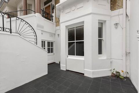 3 bedroom flat for sale, Vicarage Gate, London