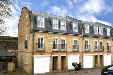3 bedroom end of terrace house to rent, Sussex Mews, Catford, London, SE6 4UY