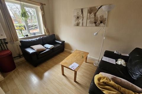 2 bedroom flat to rent - Delph Court, Leeds
