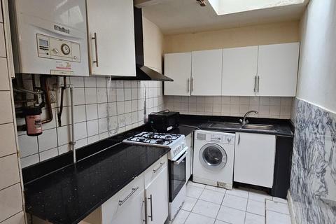 4 bedroom end of terrace house to rent - Essex Road, Manor Park, E12