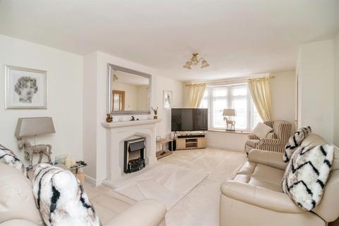 3 bedroom end of terrace house for sale - Corringham Road, SS17