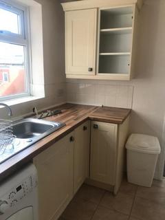 3 bedroom flat to rent, Kelvin Grove, Newcastle Upon Tyne NE2