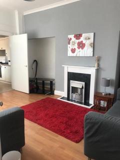 3 bedroom flat to rent, Kelvin Grove, Newcastle Upon Tyne NE2