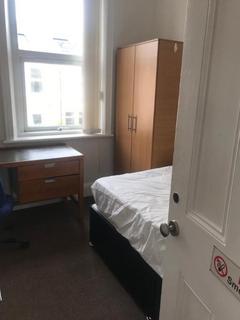 3 bedroom flat to rent, Kelvin Grove, Newcastle Upon Tyne NE2