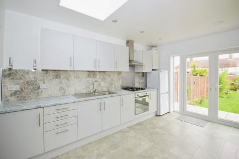 4 bedroom semi-detached house to rent - Oakfield Gardens Carshalton SM5