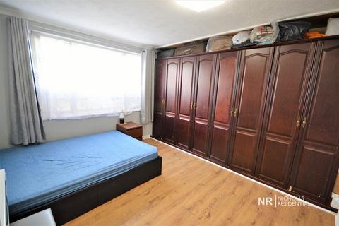 2 bedroom flat for sale, Hook Road, Chessington, Surrey. KT9