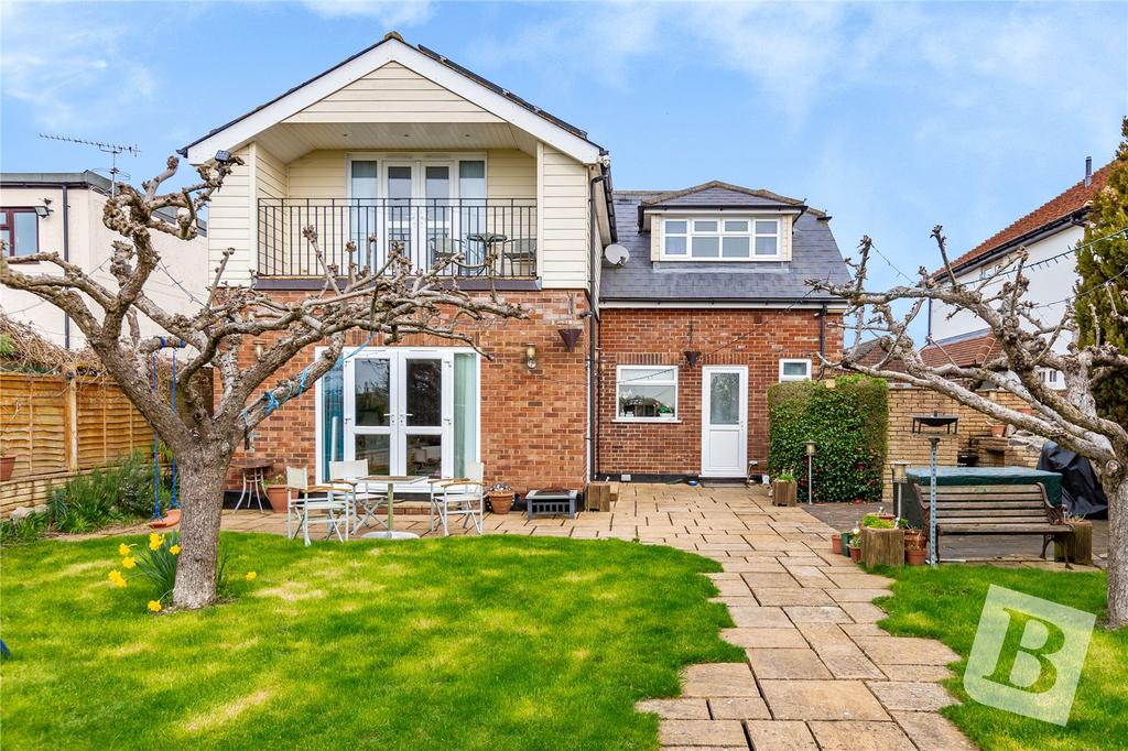Galleywood Road, Great Baddow, Chelmsford, Essex, CM2 6 bed detached