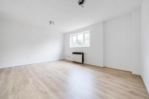 Studio to rent, Galdana Avenue,  Barnet,  EN5