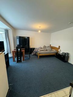 Studio to rent, Great West Road, Hounslow TW5